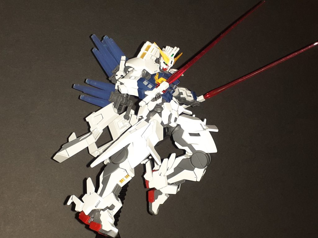 ビームサーベルは腰に2本、背面に4本で合計6本。こんなに多いのはセラヴィー以来？