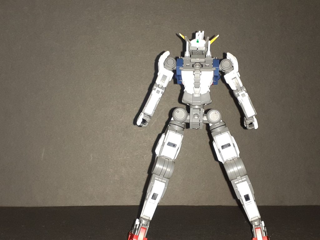 頭部と胴体以外はとても細身に見える。各所に3ｍｍ穴があるので今後色々な換装形態が出ることはほぼ確定？