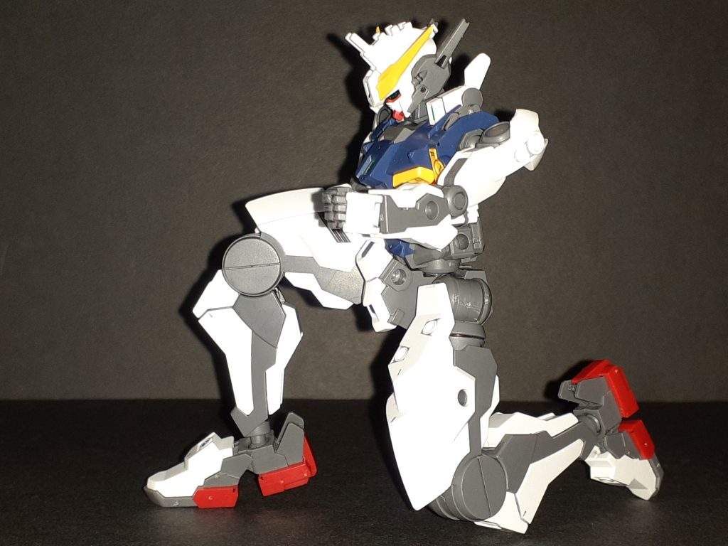 この状態であれば立ち膝なども簡単に出来ますが、フル装備だと色々干渉するので大分制限を受けます。特に足。