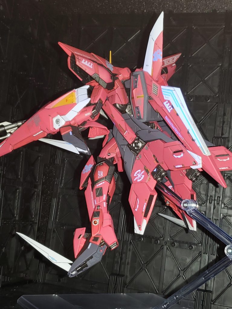 機体自体は可変時に上下左右シンメトリーな作りになっているのに、デカールはアシンメトリーな配置になっていました。色々と型破りなキットで非常に勉強になりました。