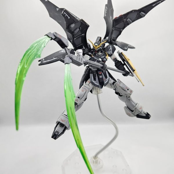 金曜日にうｐする予定のデスサイズヘルなんだけど昨日から会社に飾っています今撮った写真を確認中なんですけどどうも制作過程の話を入れると写真枠が足りないようでこの話は制作ストーリーで投稿しましょう3年前に作ったデスサイズはキットの成型色を無視してよりアニメに近い暗いグレーで塗装したんですが今回のデスサイズヘルは成型色を参考して本体は少しダークブルーよりな色でそしてアクティブクロークの部分はブラックに近いジャーマングレーで塗装しました理由と言えば、追加の新装備に特別感を持たせたいからですね完成した後はほぼ違いが見えない、というのは仕方ないですけれど（4枚目）