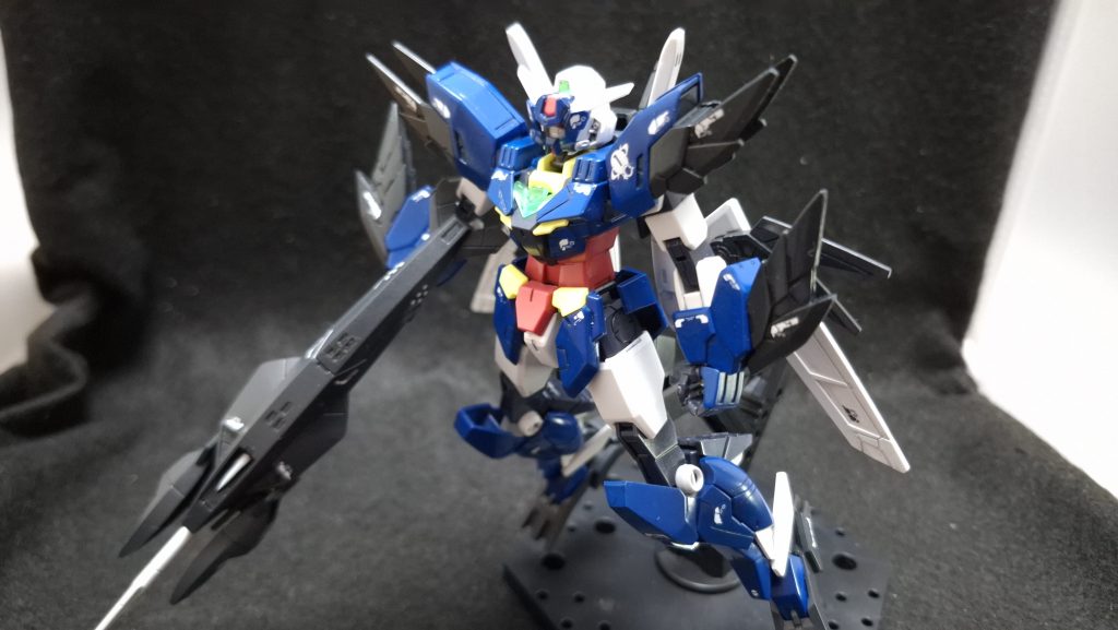 正直なところ地味めの形態なので、デカールはうるさめに貼り付けて存在感をアピールしました。あくまでもガンプラなビルド系にはコーションデカールをあまり貼りたくないので、毎回どのデカールを貼ったものか悩まされます。