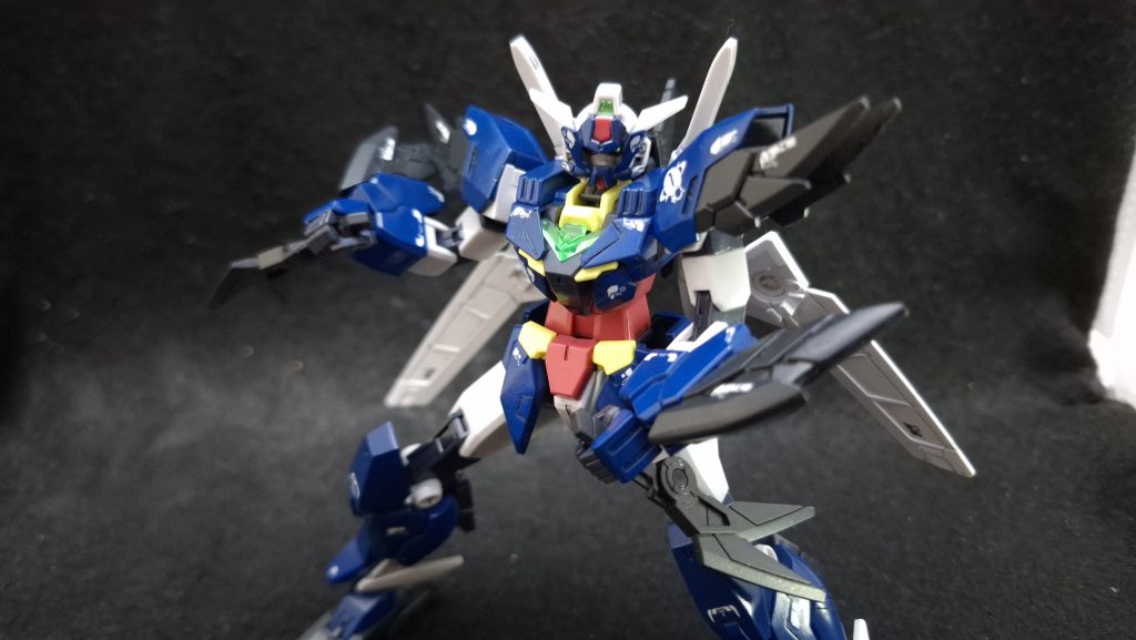 このキット最大の弱点はフィンザンバー。バックパックのウイングにはめ込むというより形を合わせて引っかけてあるので割と簡単に落ちてしまいます。プロポーションの方はアーマーが横長なので結構どっしりして見えますね。