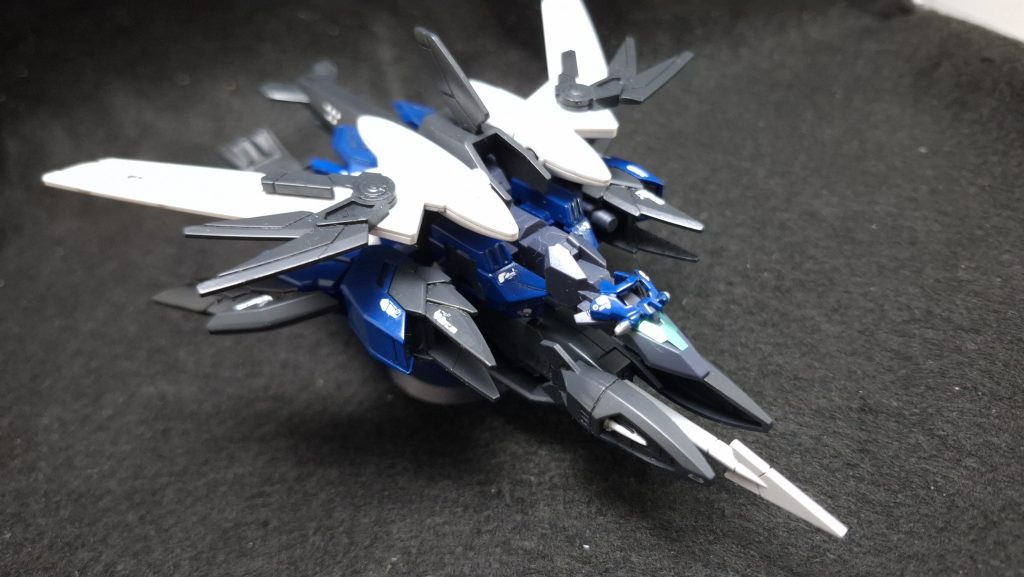 装着するメルクワンユニット+メルクワンウェポンズの方は主に缶スプレーで塗装。メインカラーは当初黒サフにタミヤのブルーを使用したのですが、組み立ててみると想像以上に暗い青になってしまったことに気付きました。青には違いないが、な、なんか絶妙にダサい……! どうしたものかとしばらく放置していたのですが、最終的にはクレオスのインディブルーを吹きかけなんとかほどほどの暗さにリテイクできました。