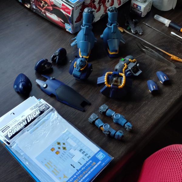 墨入れ終わらせましたし貼っても良いかなとハイザック同様テイルレターやらモデックスナンバーやらで悩み中ですがシールドもハイザックのにするか迷ってるのでとりあえず塗っときます（1枚目）