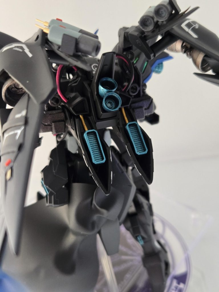 背後にウイングバインダーとビットｘ４を装備、見えない範囲からの遠隔攻撃も可能。