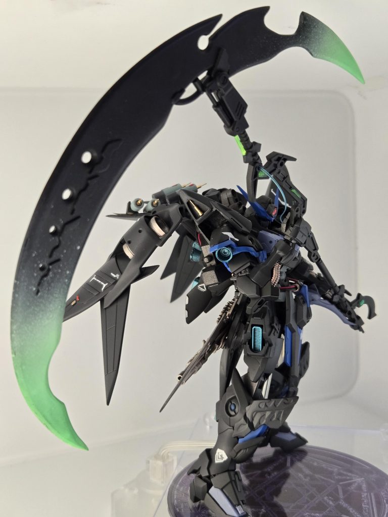 巨大鎌に重心を持っていかれないよう魔法陣スタンドで支えております。