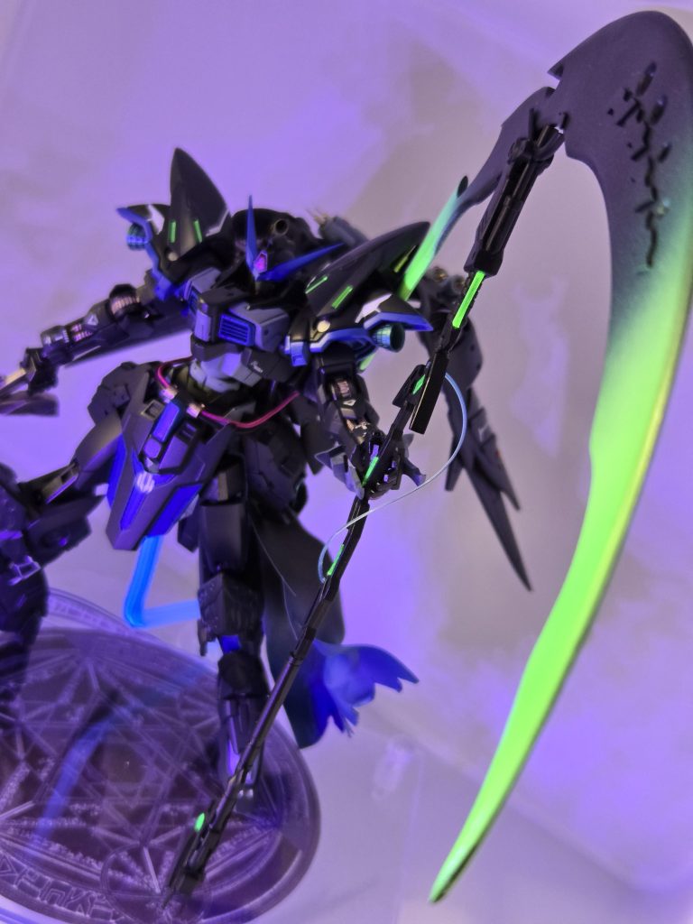 蛍光塗料でぼんやり浮かび上がるようにしました。最後までご覧いただきありがとうございます。他の作品も見ていただけるとうれしいです。