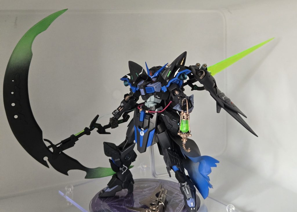 鎌の持ち手の部分にビームエフェクトをつけて長さも延長。本体より大きな武装になりました。