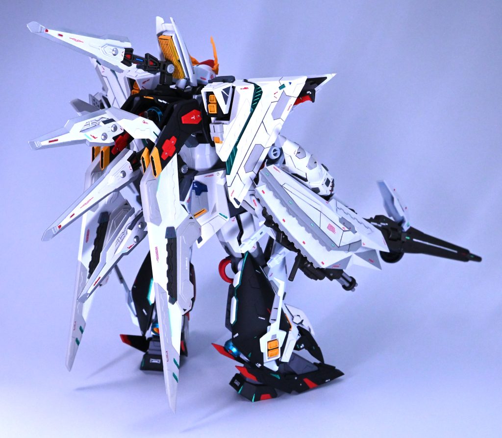 膝裏にはメッシュパイプを装着 バインダーガンをソードファンネル風に射出できるイメージで4門装着しています