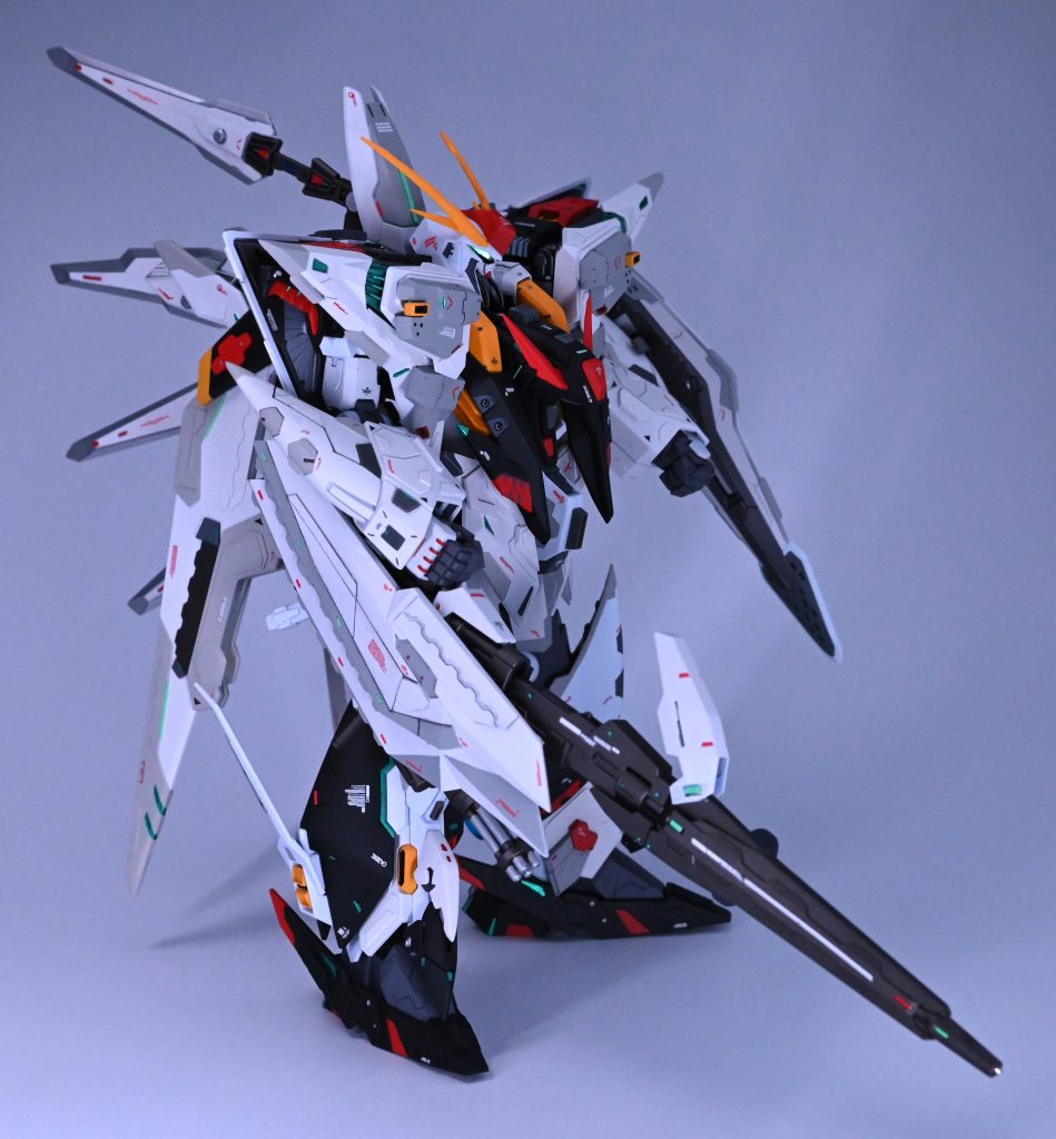 メイン武装はテルティムアームズのメガビームライフルにゼルトザームアームズのパーツを組み合わせたものになります 盾のパーツを二枚合わせ、裏側にガトリングガンと肩に装着する筈のビームソードの柄を二つ移植しています