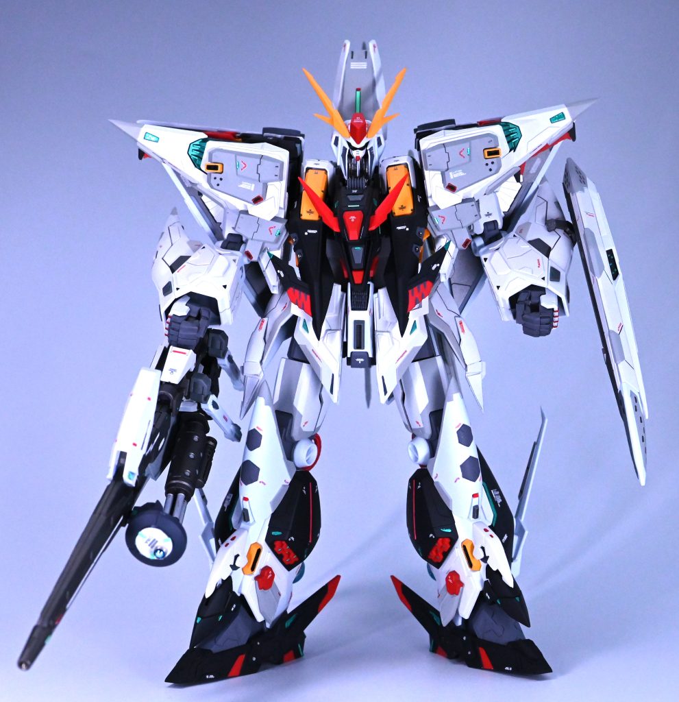カラーリングとしてはνガンダムをイメージしたものになりますほぼ全部位のパーツにプラ板、スジボリ等でディテールアップをしています 上腕、胴体、大腿部とそれぞれ2mmずつ延長