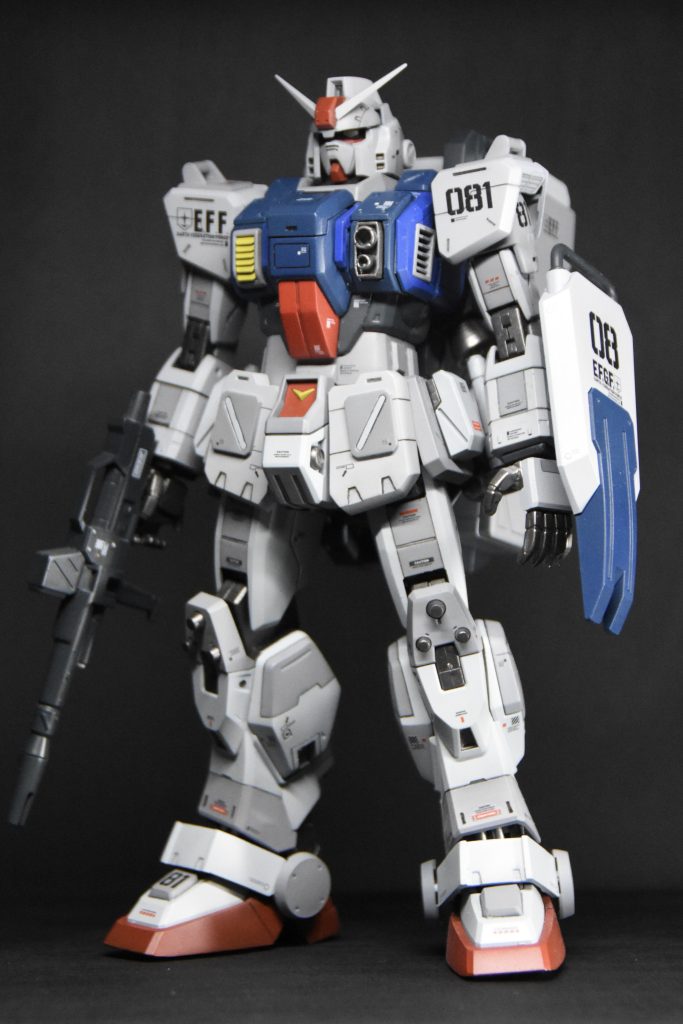 ちょっと短足に見えますが陸戦型っぽくガッチリ体型になりました。胴を伸ばし太ももを太くしてショルダーパーツをキットのモノより小さいガンダムver1.5のモノにして腕の太さを強調しました。