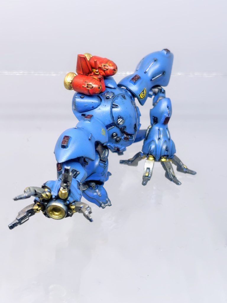 以前にアーティファクトを作った時は何も考えずにガンダムマーカーとエナメルを使ってあちこち砕け散りましたが、今回はその反省を活かして砕けず無事完成しました(zaku-kao4)HG用の中にこんなに小さいデカールがあって良かった。