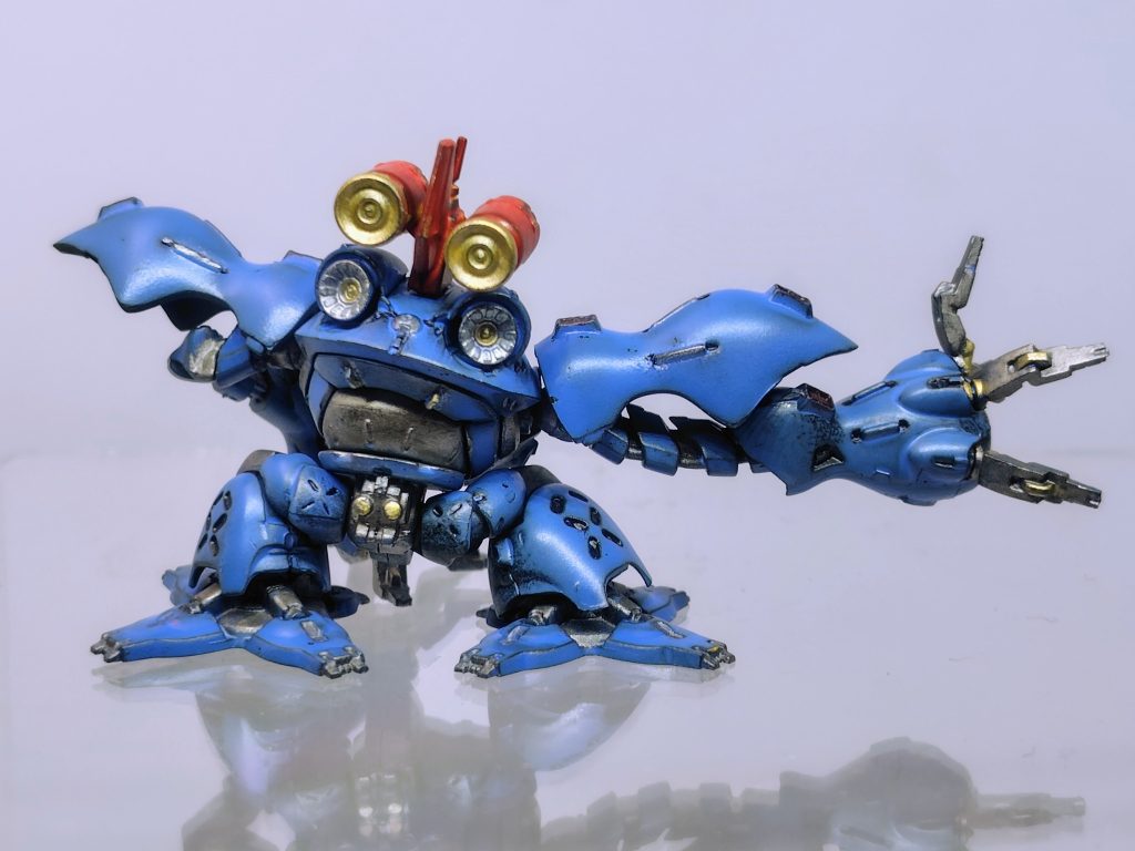 あえて黒サフが透ける感じでライトブルーを薄めに吹いて、水性マーカーの拭き取りもあえて雑にすることでウェザリングっぽくなるようにしました。あくまであえてですよ(gundam-kao2)