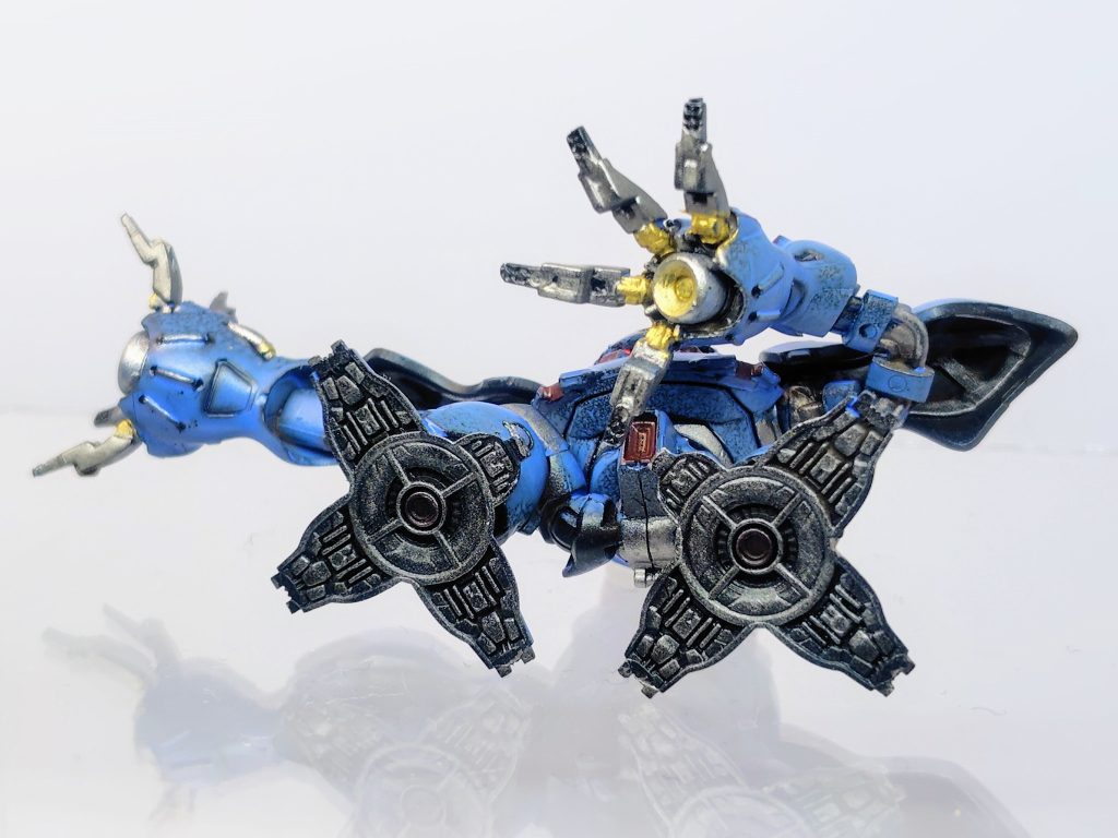 下から。肩アーマーの内側のトラスっぽいモールドもちゃんと塗りました(zaku-kao5)あちこちポロリがすごい(特に指)ので接着剤必須です。