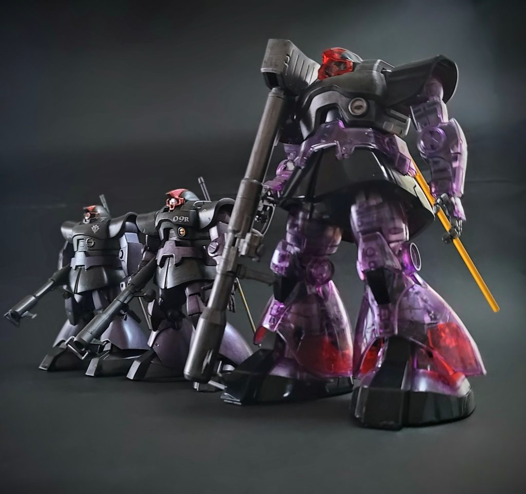 黒い3連星登場回をイメージした、3体並んだカットも。メインカットだと分かりにくいかもですが、MGはばっちりクリアです。胸や武器といった黒鉄色部分、及びクリアパーツ越しに目立つ部分は一部部分塗装しています。