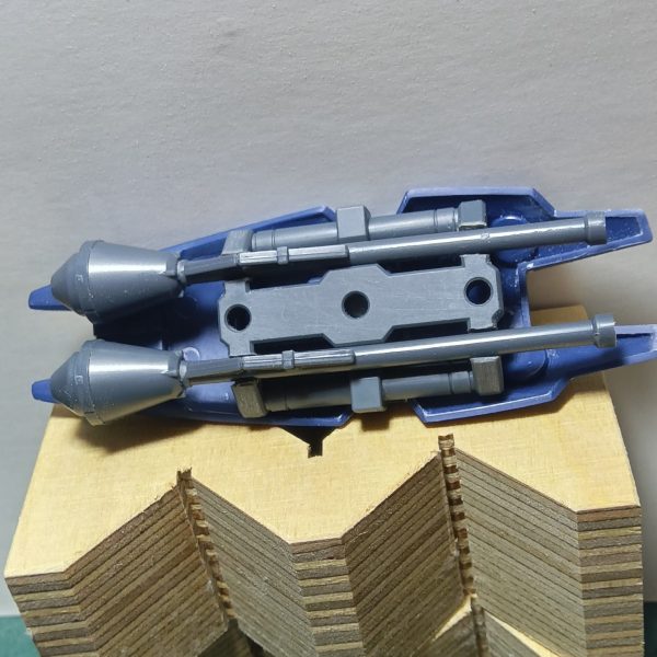 ギラドーガや陸戦型サザビーのシールドに付いてるシュツルムファストがカッコ良くて羨ましかったのでジムのシールドに付けてみましたシュツルムファストはコトブキヤの物を使用しました取り付け基部はバンダイのオプションパーツセットのガトリング砲に付いてくるパーツなんですが、この基部パーツは加工無しで取り付け出来ましたもうすでにやってる方がいらっしゃるかもしれないですが、やってみたい方がいたら参考にパワードジムにも取り付けした写真も用意いたしました（キットによっては加工が必要かもしれないのであしからず………）（1枚目）
