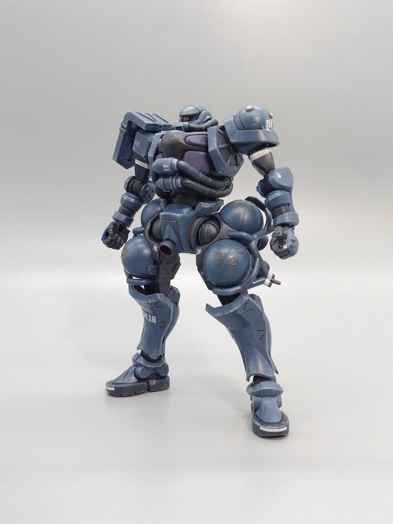 白いラインのシールはきれいに貼れそうもなかったので手描きにしました。