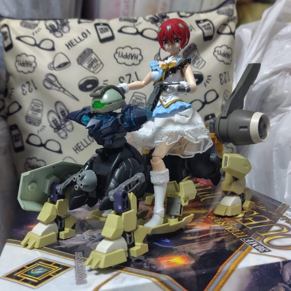 イメージはローラー付きのエアバイクといったところになります。ベースはこれまで作ってきた乗り物シリーズと同じ様に軍馬です。※ただし今回のは信長専用軍馬になります。・軍馬の足部分にデミトレーナーとデミバーディングの脚を計4つ付けてます。・運転席は適当なSDガンプラの上半身を付けて、そこにハンドルパーツを作ってます。・残りはデミシリーズのパーツを色々胴体周りに付けてます。今回のは二人乗りが簡単に出来るようになってます。※今作は戦闘用というより移動用やレース用といったような感じに作ってますので、基本的に武器はあまり搭載しない方向で行こうかと思います。今はマチュに乗ってもらってますが、最終的にはチュチュパイセンやニカ姉専用の乗り物として完成させるつもりです。（1枚目）