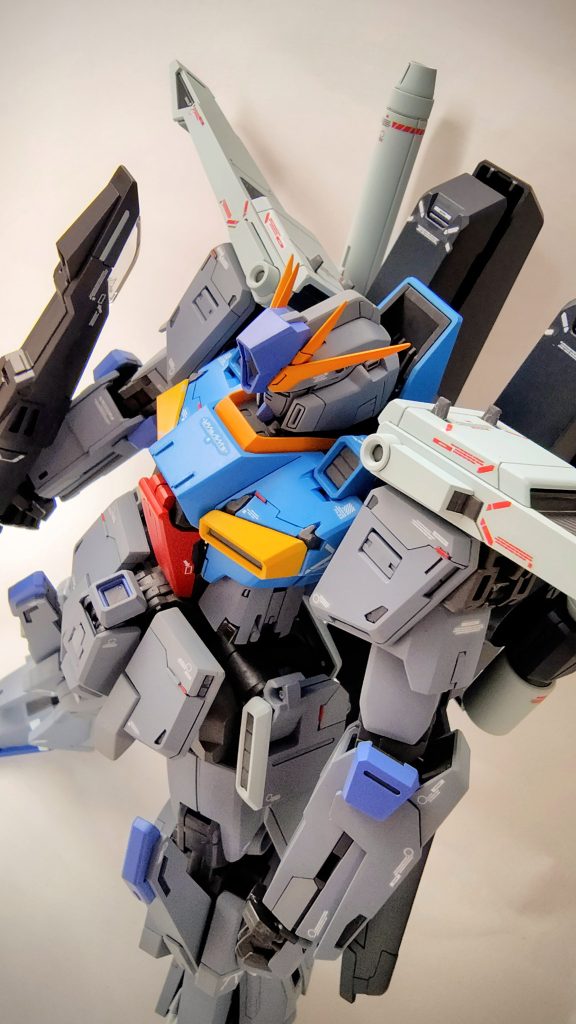 スジボリを各所に追加して色分けしました。中の人はZZカラーにしてみました。