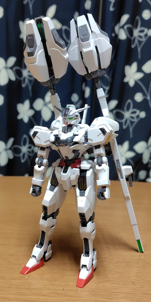 フロント。背負い物の2丁ライフルで上手く支えにしてます。