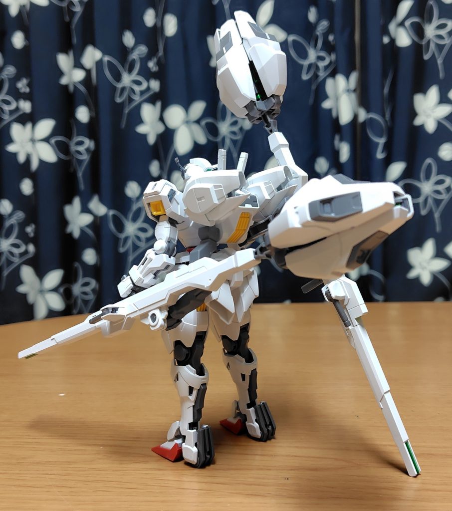 リア。バックパック左側に接続ボールを作成してライフルジョイントを取り付けて2丁目のライフル装備。右利き用をそのままポン付けしたので、支えるハンドルが左側に付いたままです。