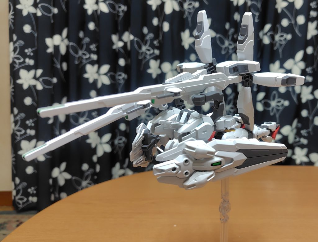 巡航形態。バリアブルロッドライフルは後部がスラスターになってる為、うつ伏せ姿勢にライフル平行して驚異的な直線飛行が可能。