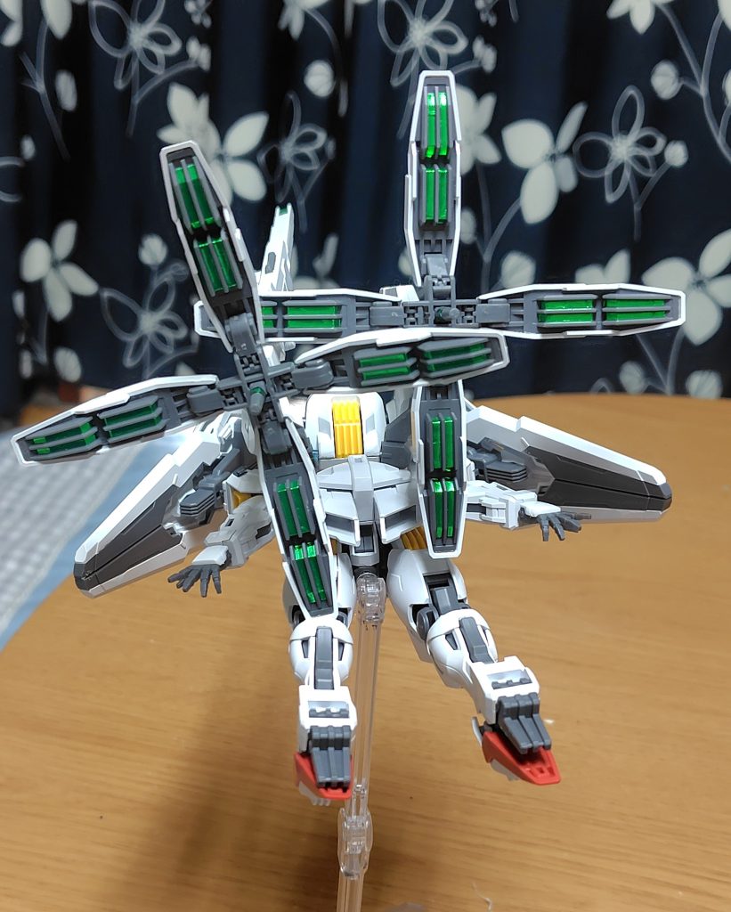 背面。ライフルのスラスターを展開すると干渉しあい、重なるから注意。