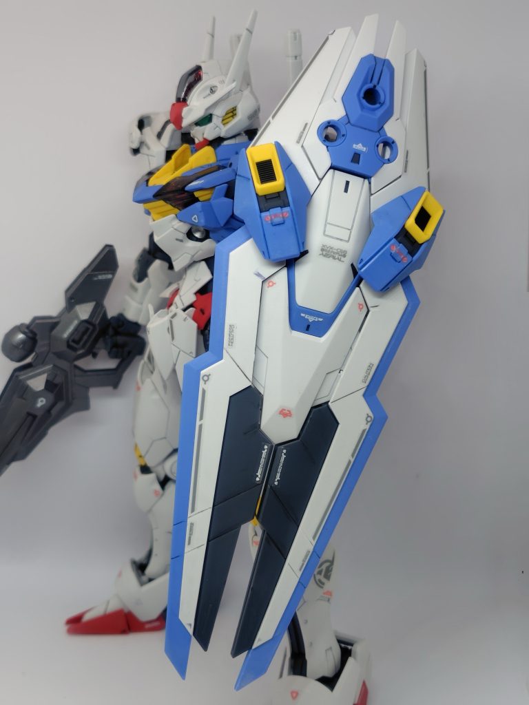 色分けは成形色で完璧ですがスミ入れ箇所は多いです。白に対しては薄いグレーのスミ入れにしています。