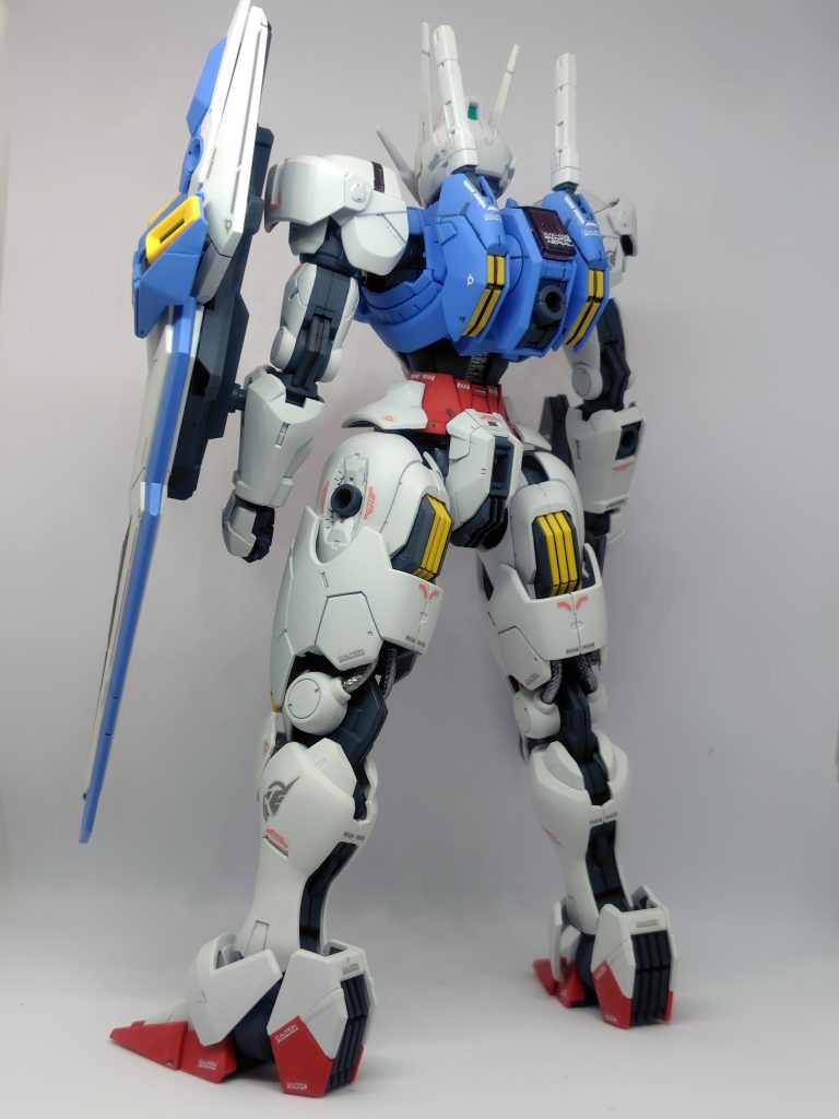 膝裏のケーブルをシルバーで塗装。ホルダーのエンブレムが余剰デカールになっていたので肩と足に貼っています。こういうの嬉しいですね(gundam-kao3)