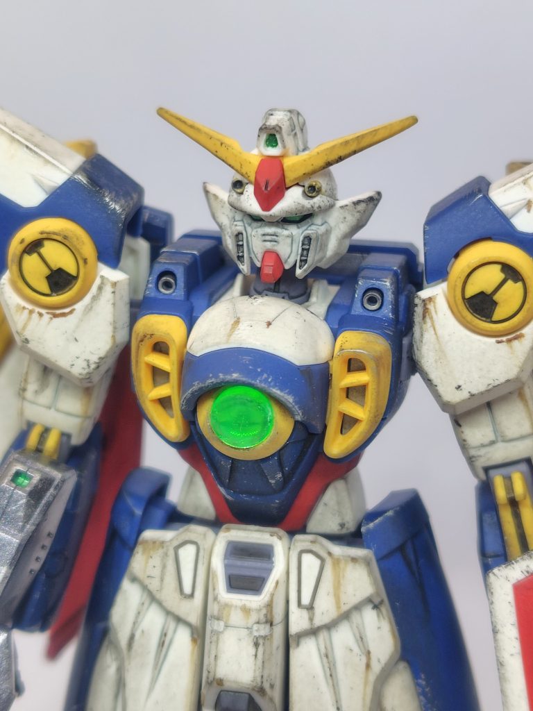 センサー部はルミナスメタグリーン。胸部はHアイズ+ラピーテープに交換。ここ劇中でよく光ってたけど何のパーツ?