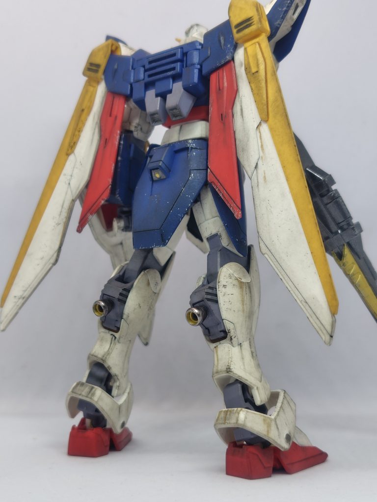 スラスターはヘビーガンメタリックとゴールド。