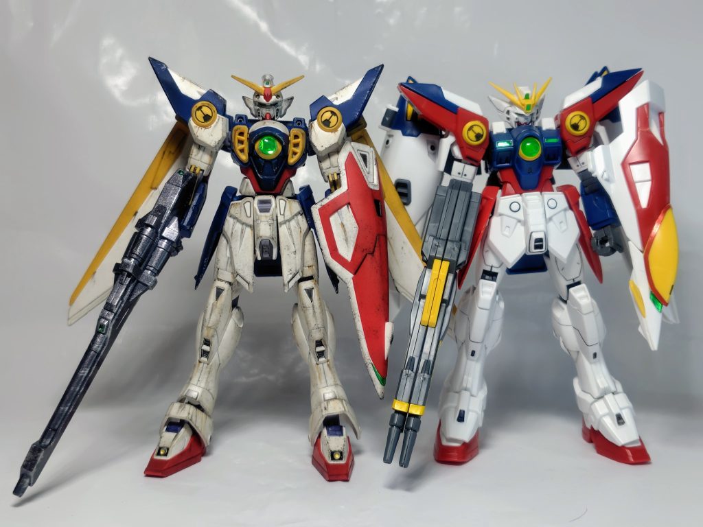 HGウイングゼロと比較。ゼロの方がマッシブですね。