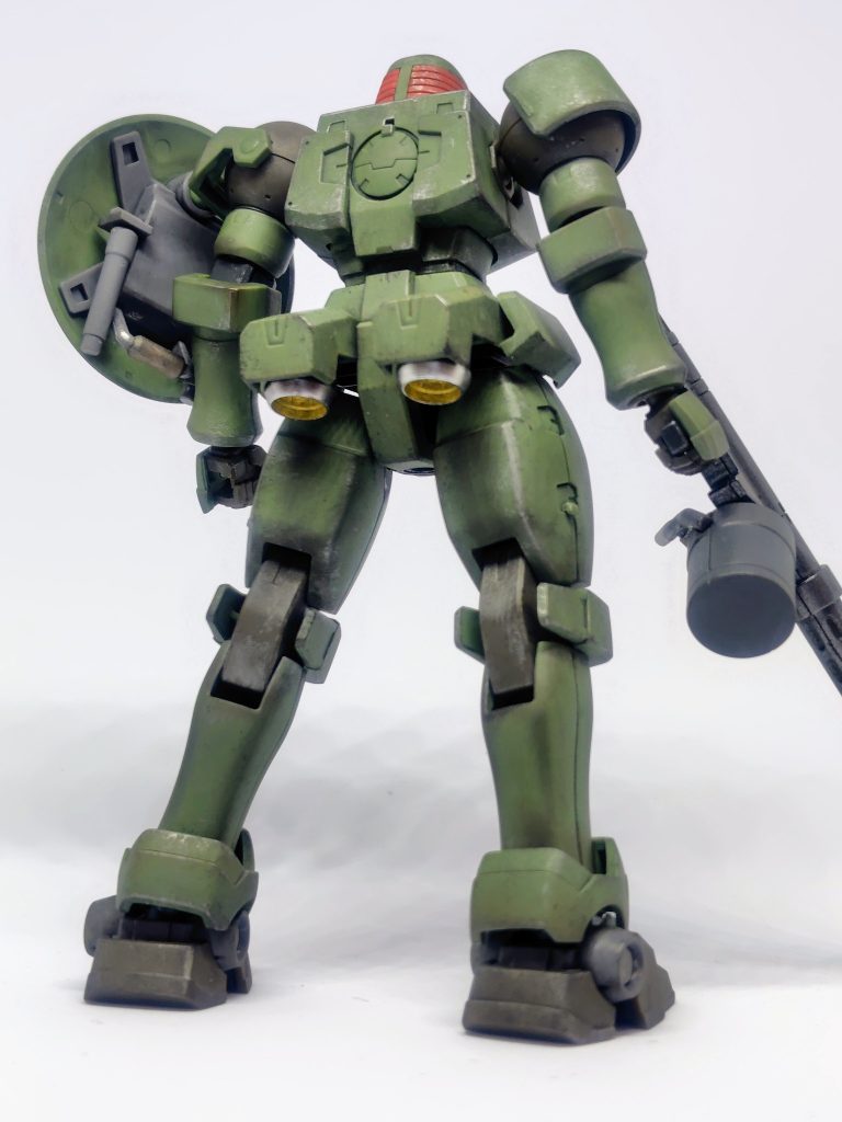 前後のバーニアはシャインシルバーとゴールド。シールド裏などの手すりみたいな部分もメタリック系のマーカーでそれっぽくしています。