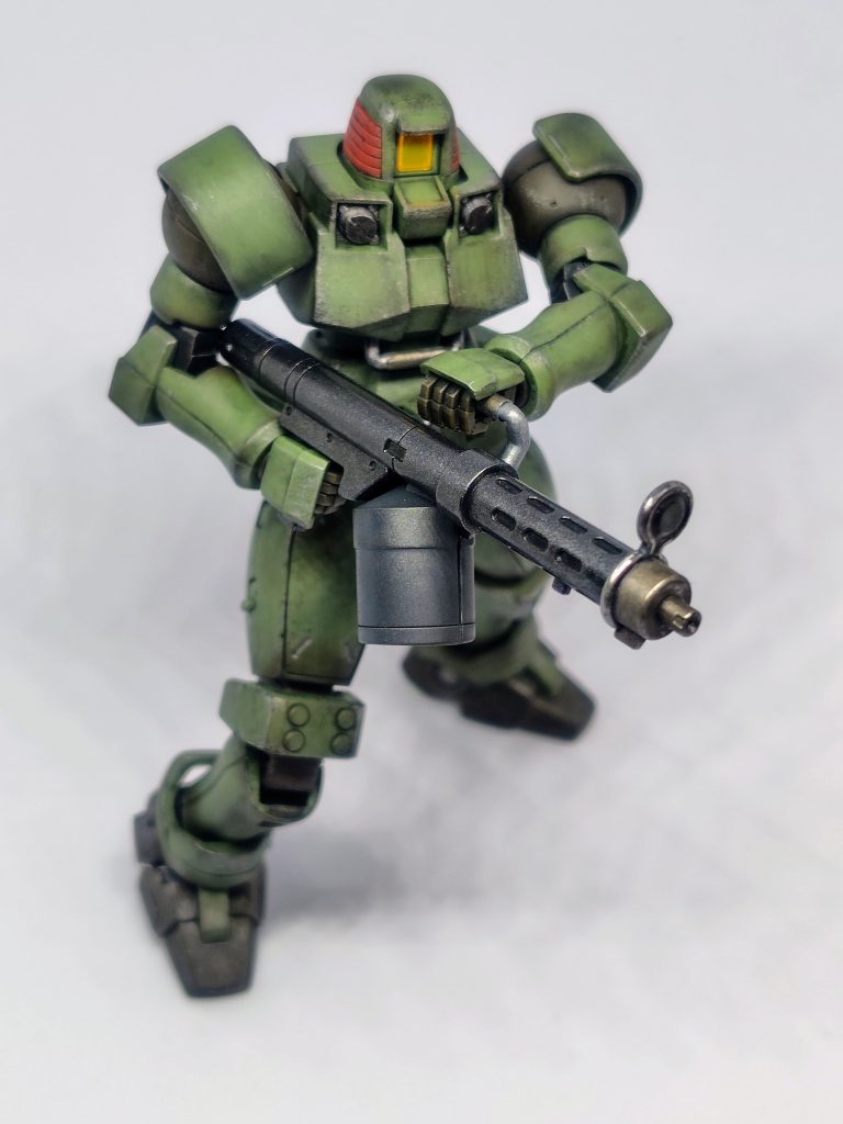 ドラムマシンガンをこう構えて無機質に歩いてくるのがリーオーのイメージ。マシンガン本体はガンメタル。ドラム部分はファントムグレー。先端も適当にメタリック系マーカーで塗分け。