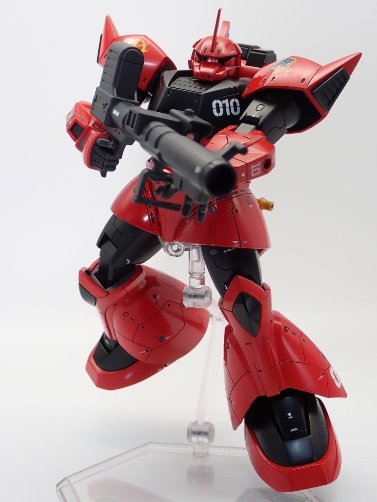 さて、テーマの一つだった深みのある赤は、定評あるラッカー系を使うかどうか迷いましたが、やはり３年お世話になった水性ホビーカラーの調色でなんとかやってみました　モンザレッドにあずき色とシアンを少々。うーん、深み出たか？正直よくわかりません(zaku-kao4)