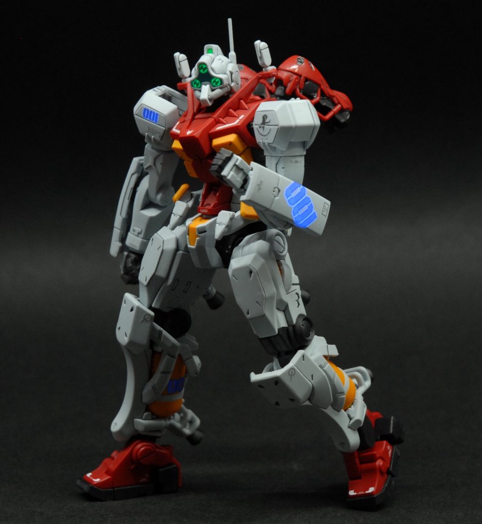 シンプルな機体なので、デカールを少々貼ってアクセントにしました。太もも周りの分割は一体化して、合わせ目消してます。本体はほんのりグレーにしました。写真では白とほぼ変わりませんが。