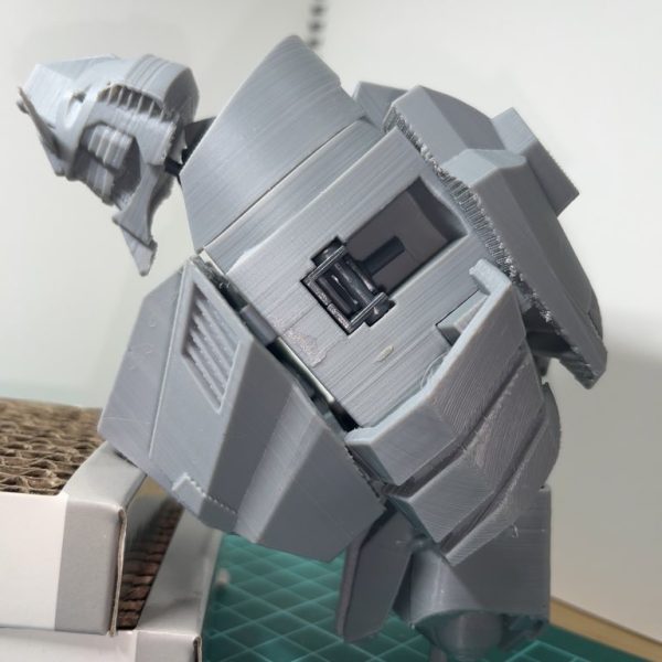 3dプリンタでサイコガンダムGQの腰アーマーを出力しました。おじぎできるぐらい柔軟に可動できていてよかったです。（2枚目）