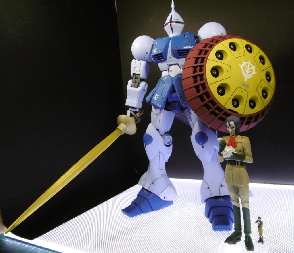 マ・クベの1/100の方のフィギアも塗装して飾りました。フィギアの台座はアクリル板を切り出して、磁石を埋め込みフィギアの足裏にマグネットタックを貼って脱着できるようにしています。最後までご覧いただきありがとうございました。