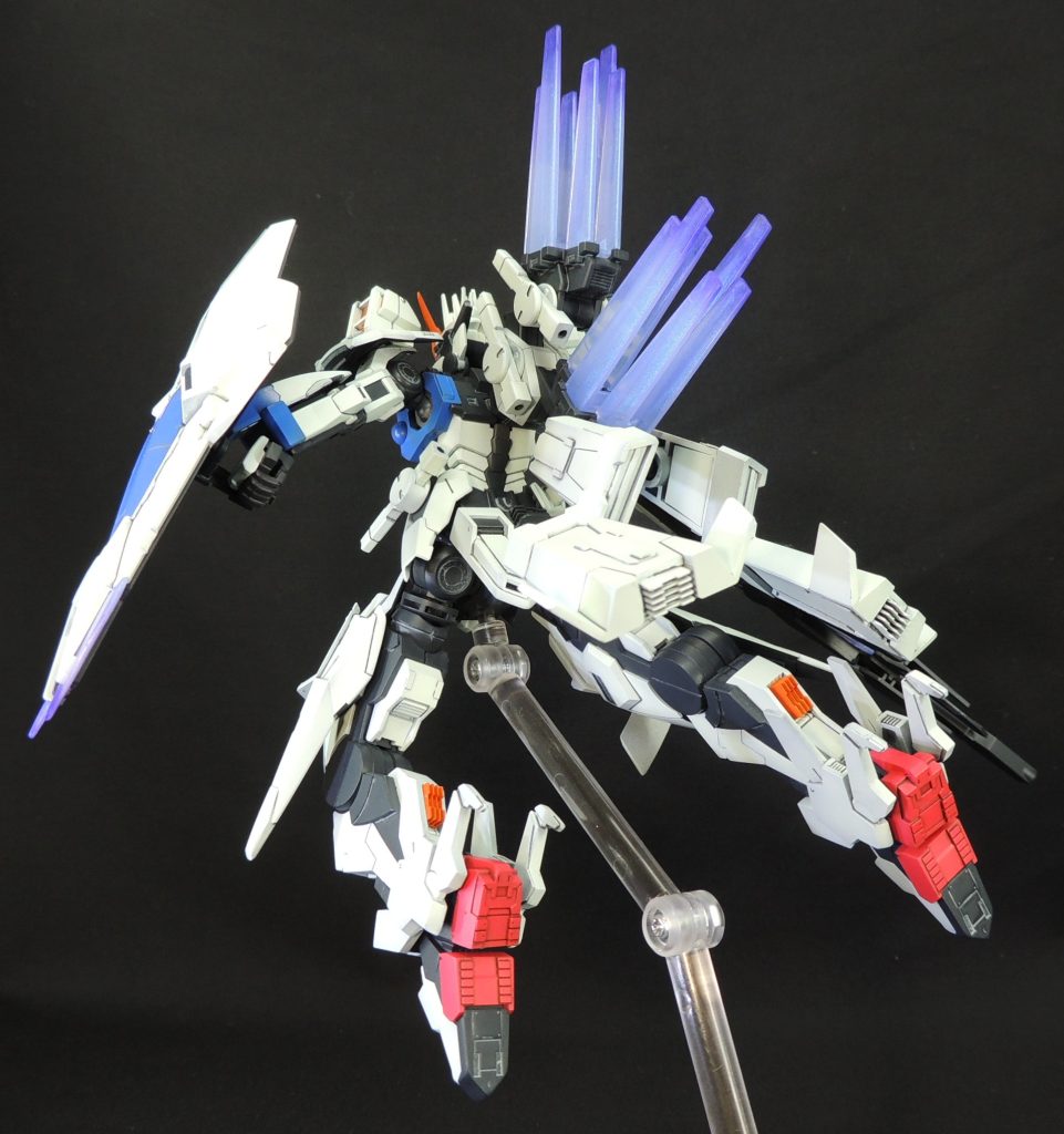 ■胸部 プラ板・プラ材によりモールドを追加しました。ビットブレードにより装甲の一部を切り欠くなどして情報量を上げています。 腕部を接続するポリキャップは、組立時にはせり出すことができる構造を確認していたのですが、完成後は肩部周辺のパーツが干渉するため引き出せなくなりました。