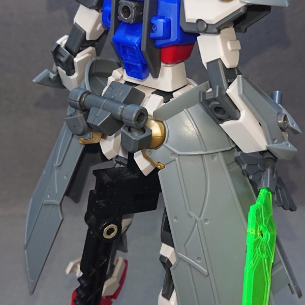 81番目のストライクの仮組ができました！今回の機体は、騎士をモチーフとした近接戦型のストライクとなっています💡騎士らしさを出すために頭部を“ジャスティスナイト”のモノに変更して、機体全体を“30MFクラスアップアーマー(リーベルパラディン)”のパーツで固めてみました！結構、騎士っぽく仕上げることが出来たと満足していますｗ仮組時点でのお気に入りポイントは“腰部のサイドアーマー”ですね💡元々の形状の問題で直接サイドスカートに取り付けることは出来ませんでした💦なのでリアスカートに余ったパーツで接続部分を作り、サイドスカートのポジションまで追加アーマーを持ってきている感じになっていますｗ結構悩み抜いてこの形にまで持ってきたので、もの凄く思い入れがありますね✨リアスカートの接続部分がまる見えだととんでもなく格好悪いので、背部に取り付けた“マント”で隠すようにしています💡このマントは“30MFクラスアップアーマー(リーベルエンタンチャー)”のモノを使用していますマントがあるとグッと騎士らしく見えてきますねｗ新しい試みとしては、脛部分に3㎜の穴を開けて“脛当て”のようにアーマーを付けてみました💡騎士らしさを求めて今まで開けたことの無い場所に思い切って穴を開けてみましたが、結構良い感じのデザインになったので今後は多用していこうかなと考えていますｗ1番の改造ポイントは“右肩の追加アーマー”です💡クラスアップアーマーの肩アーマーには穴も軸も無いので、簡単にくっ付けることは出来ませんでした💦どのようにくっ付けるか試行錯誤の末に辿り着いたのが、ストライクの肩フレームに1㎜程度の切り込みを作り、ここにクラスアップアーマーを噛ませることでグラつくことなく保持する方法です✨この方法を見つけるためにクラスアップアーマーとストライクの肩パーツを1つずつダメにしてしまいましたが、その代償に勝るぐらいの結果を得ることが出来ました💡今後は同じ方法でいろんな肩アーマーを取り付けることが出来ますね！30MFのクラスアップアーマーを何種類か仕入れてきたので、この先暫くは騎士をモチーフにしたストライクが続くかもしれませんｗでは、塗装を頑張りますので完成投稿でまたお会いしましょうｗ（3枚目）