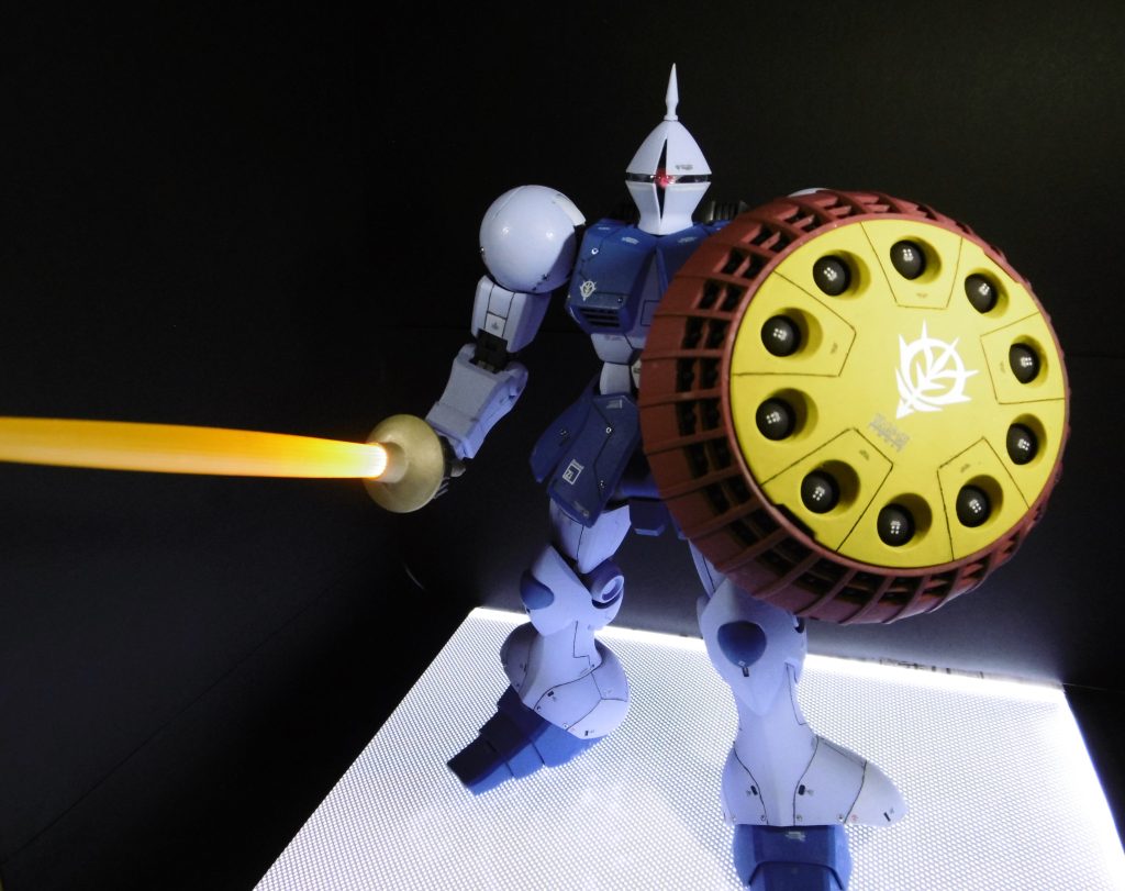 ビームサーベルがLEDで発光する仕組みですが、電池との接触が悪くて諦めようかと思いました。しかし電池と金属接地点の隙間に紙を挟んだりして、なんとか光るようになりました。