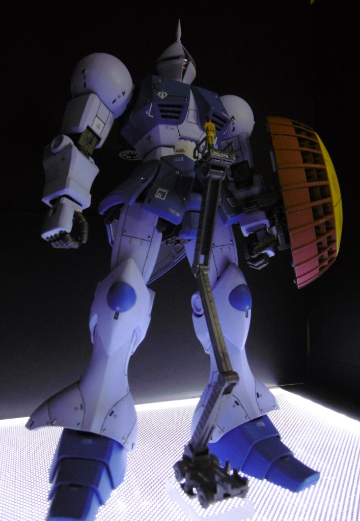 搭乗用リフトはMG シャア専用ザクに付属していたものに、1/100 マ・クベのフィギア(キット付属の壺を持っていない方)を乗せています。