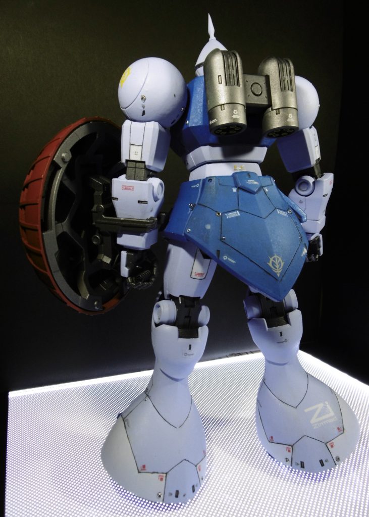 脚の脛から下が左右対称ではないので、スジボリの配置バランスが難しかったです。