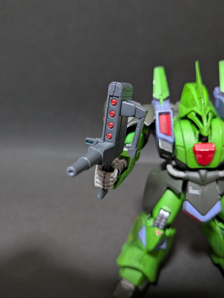 エネルギーガンはMSファントムグレーで塗装しミサイルとセンサーは100均のモデラーマーカーのメタリックレッドとメタリックグリーン使用してます。