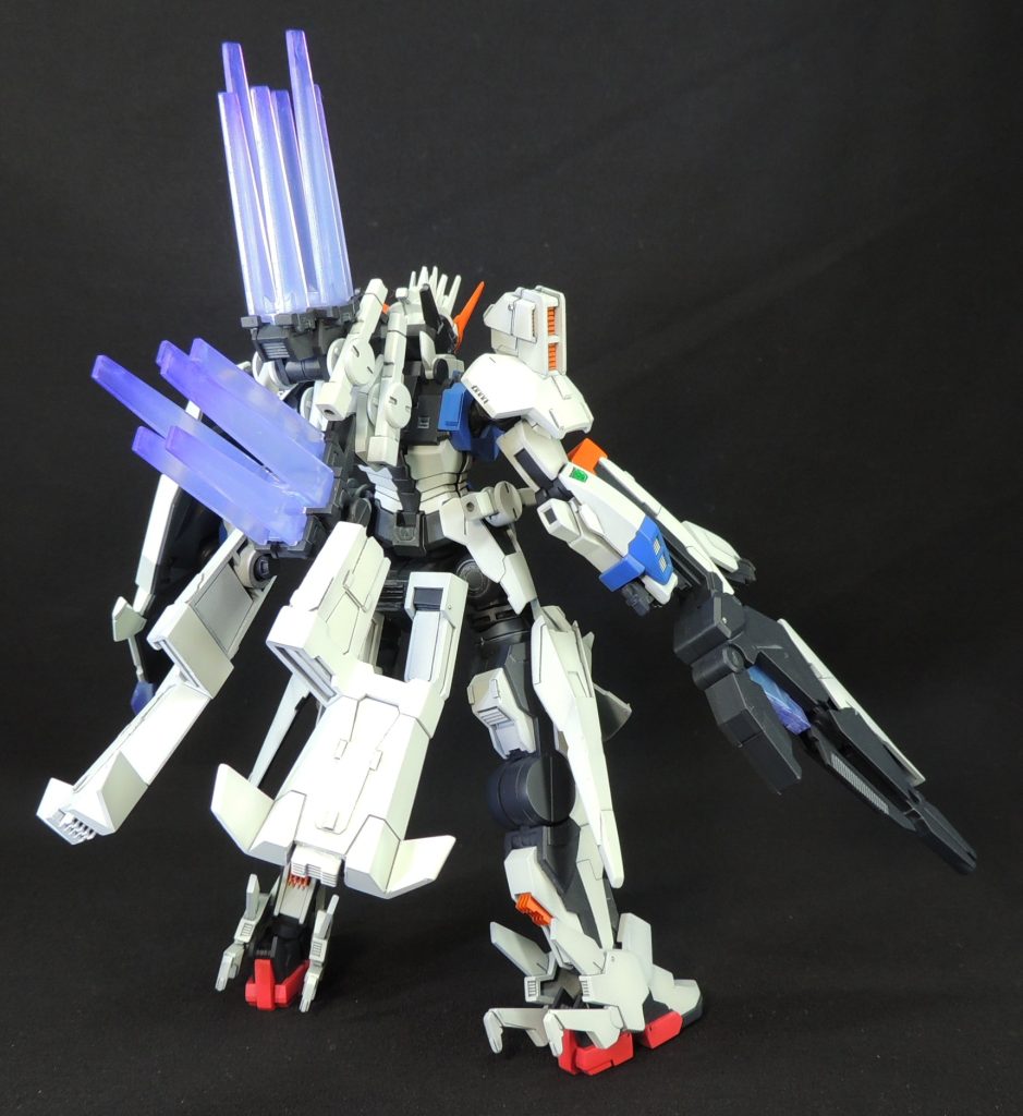 ■使用カラー好みで1stガンダム寄りのテイストでラッカー系塗料で塗装し、墨入れはエナメル塗料のグレイとダークグレイを使用しました。ホワイト…RX-78ホワイトVer.アニメカラーブルー…コバルトブルー+レッド少々レッド…MSサザビーレッド+ホワイト少々イエロー…黄橙色(オレンジイエロー)フェザーエクステンションのグラデーション…純色バイオレットグレー…メカサフヘヴィー+ブラック少々ツインアイの塗装にはエナメル塗料を用い、ライトグリーンを下地としてホワイトとクリヤーグリーンを筆で重ね塗りしています。