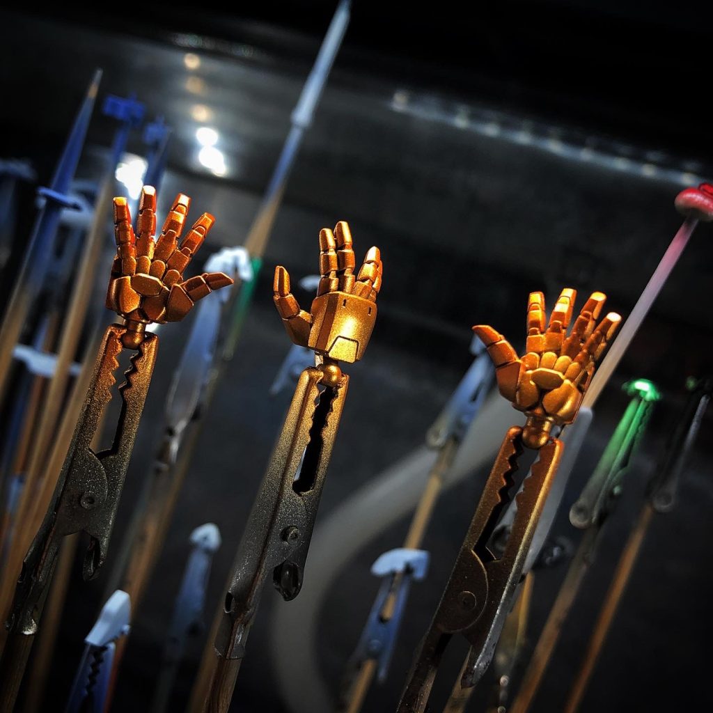 このキットのエフェクトハンドが本当にいい感じに仕上がって、満足だね。メタリックゴールドベースの後にUVペイントを施したのが正解だったよ🖖🖐