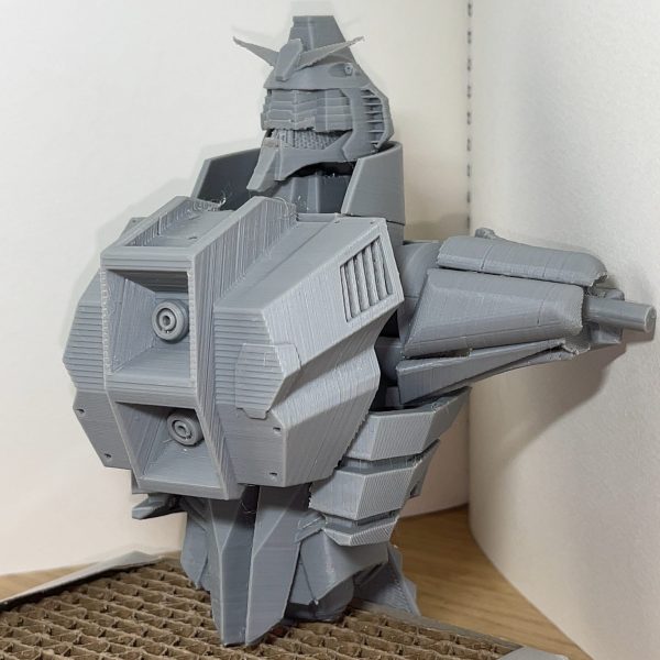3dプリンタサイコガンダムGQの片肩を出力しました。筋肉パーツが複雑で取れやすいのでサポート材取るのに苦労したけど綺麗にできてよかったです。（1枚目）