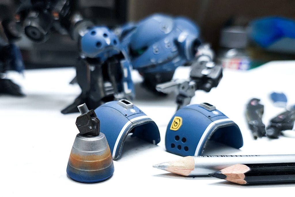 最後のつや消しトップコートを吹く前にウェザリング。錆や青焼け、泥汚れなどはタミヤウェザリングマスター、パーツの角の塗装が剥がれてちらっと金属が見えている所などは色鉛筆で。お手軽なウェザリングです。サイクロプス隊のロゴは、キットに付属のシールなので厚みありますが、デカールが見つからなかったのでこれでよしとします。